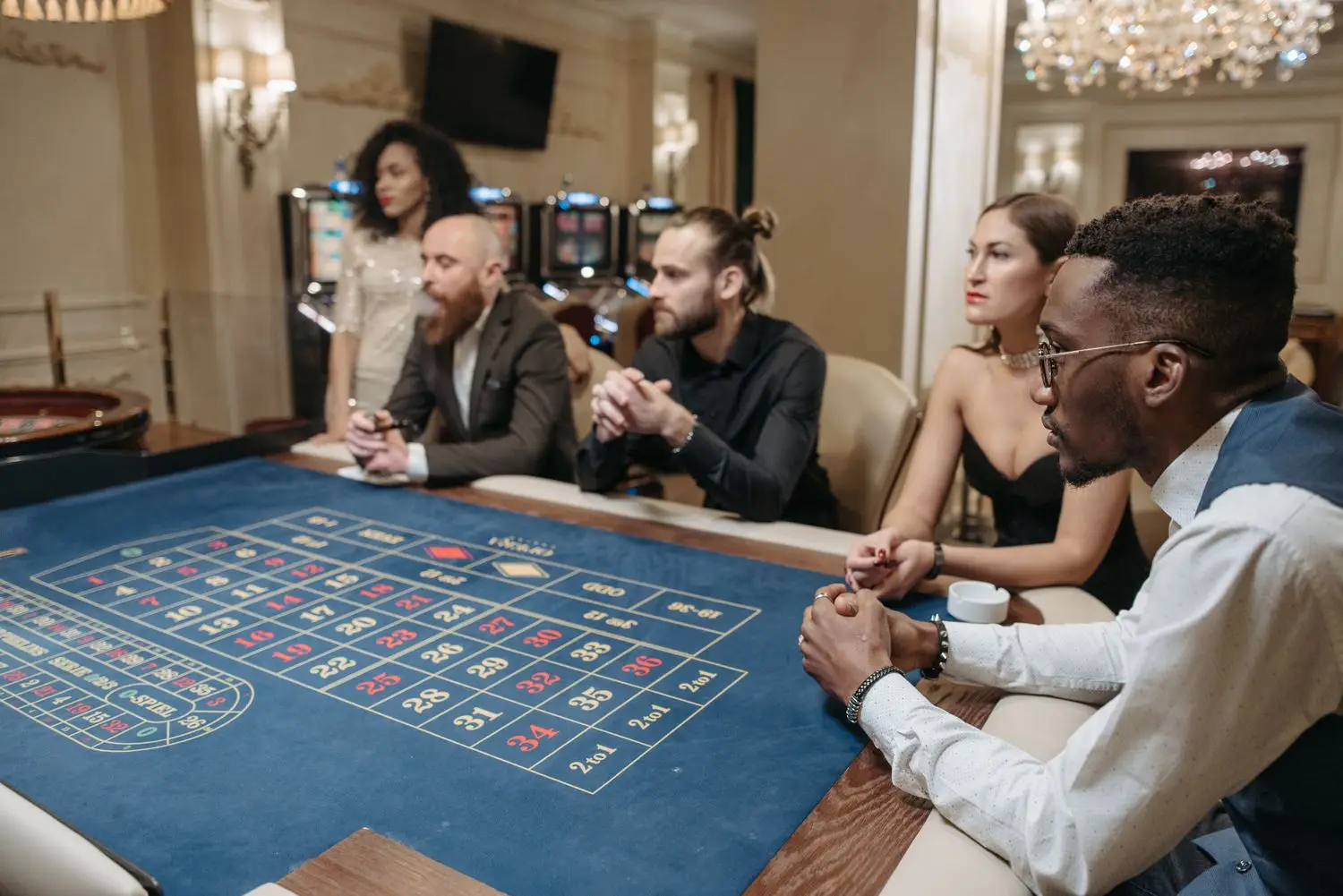 Elegant guests at Santaviqueplate casino